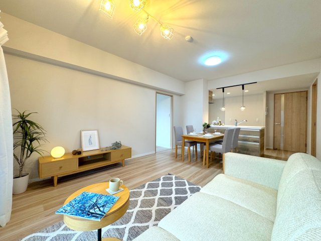 【リビングダイニング（LDK　15.1帖）】（家具CG）　南向きの大きな窓から豊かな光が差し込む明るい空間。開放感あふれ、家族みんなが自然と集まり、会話の弾む居心地の良い団らんの場を創出します。