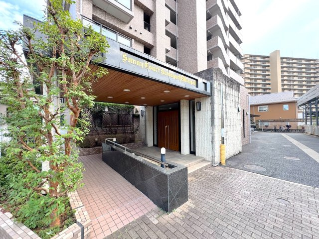 【エントランスアプローチ】綺麗に維持管理されたエントランスアプローチ。住まう方や訪れる方を心地よく迎え入れる上品で落ち着いた雰囲気です。　