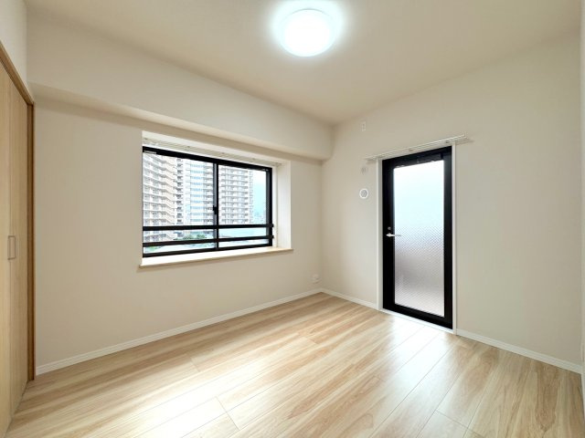 【子ども部屋（洋室　5.0帖・北西側）】　角部屋ならではの2面採光で明るく爽やかな空間。クローゼット完備で学習道具や衣類もすっきり収まり、お子様の成長に寄り添う快適なプライベート空間に最適です。