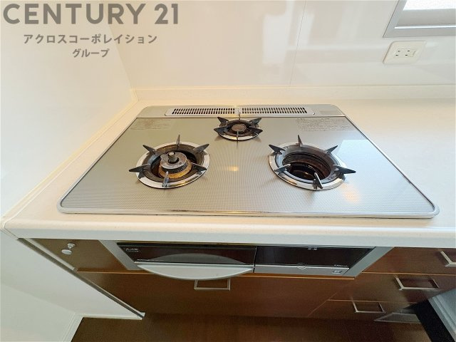 多数の調理器具を同時に使用でき、料理の効率化が可能。省エネで節約になり、様々な料理スタイルに適応できます。また、火力調整が独立しており、手入れや掃除もしやすく、今よりもっとお料理が楽しくなるかも。