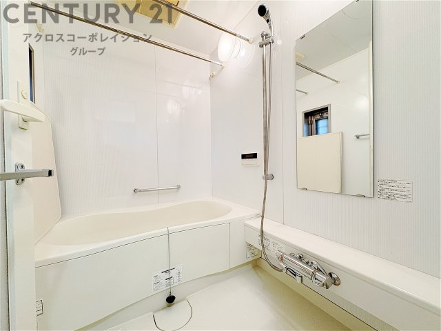ユニットバスは省スペースでありながら、シンプルな設計と使いやすさを備え、簡便なメンテナンスが可能です。大きな窓付きで換気にも便利です。またミラー・小物置き場もあり便利です。