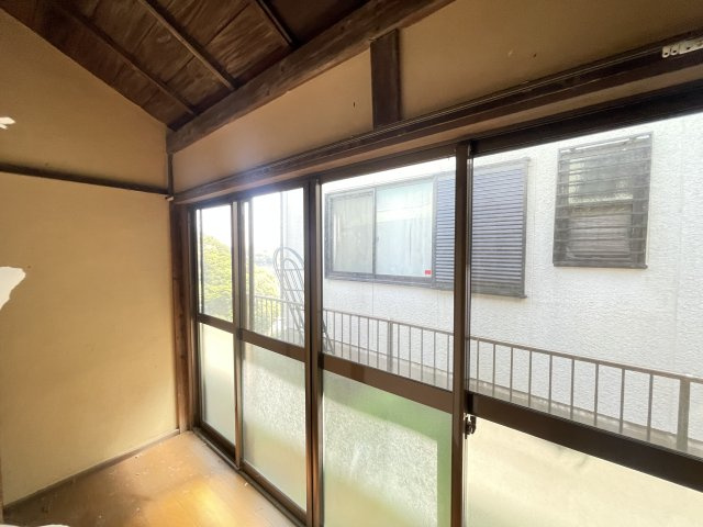 庭へとつながる和室には背の高い窓がついており、明るい印象の和室になります。