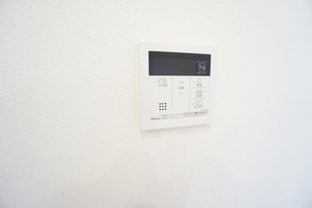 ◆給湯器リモコン◆　給湯器も交換済みです。自動湯張り、追い炊き機能付きです。　浴室、リビング（キッチン）の2か所で操作する事が可能です。