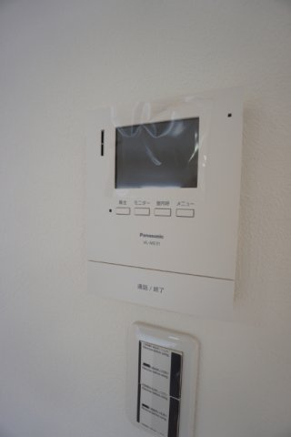◆カメラモニター付きインターホン◆　モニター付きのインターホンを採用しています。　声だけではなく、映像も映ることで安心してお客様を迎えられます。
