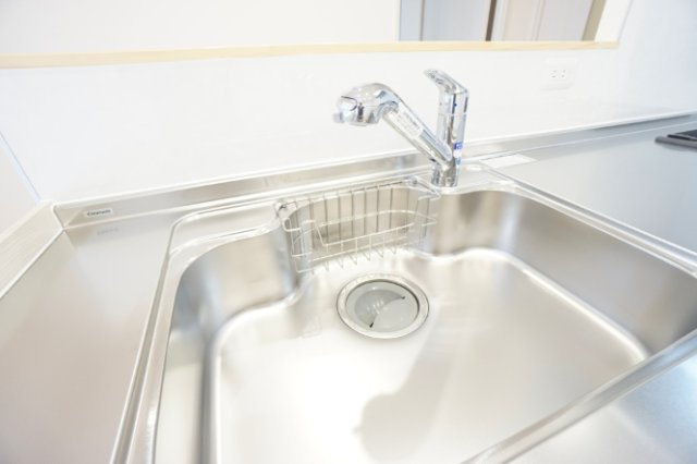 ◆キッチン水栓、浄水器◆　広々としたシンクで食器や調理器具等の洗い物が楽にできます。水栓は浄水器付きです。　簡単においしいお水を使用することが出来ます。カートリッジの交換も簡易です。