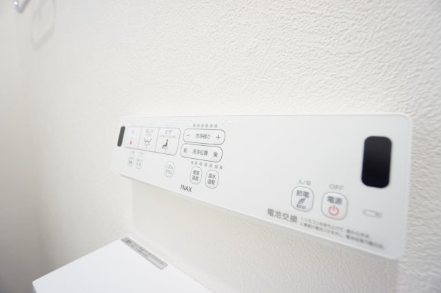◆温水洗浄トイレ◆　壁リモコンタイプの為、便器のお掃除が簡単に出来る、見た目もスッキリすると　非常に満足度の高い商材です。