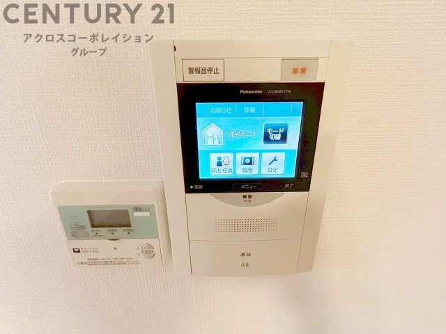 訪問者が来たときにテレビ画面で確認できるため、安心してドアを開けられます。録画機能があるものもあり、留守中に来訪者を記録しておくことができます。利便性が高く、セキュリティ面でも安心です。