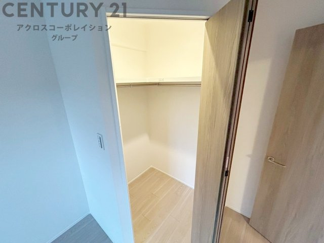 収納力が高く洋服や小物を整理しやすく、更衣室のように使え、部屋がすっきり保てます。収納の配置を自由に調整でき、換気性が良く防湿・防虫対策も可能。快適で機能的な生活空間を実現できます♪