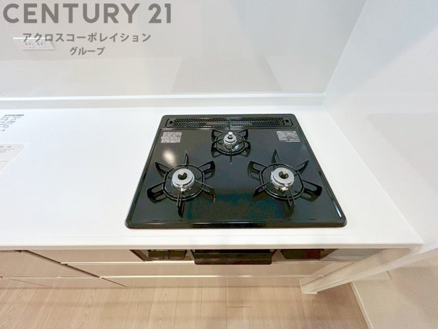 多数の調理器具を同時に使用でき、料理の効率化が可能。省エネで節約になり、様々な料理スタイルに適応できます。また、火力調整が独立しており、手入れや掃除もしやすく、今よりもっとお料理が楽しくなるかも。
