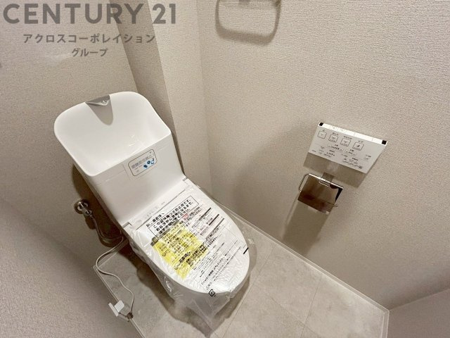 温水洗浄便座付トイレは温水洗浄機能により、暖かい水でおしりを洗浄することができ、冷たい水を使う従来の便座に比べ、温水洗浄機能で暖かいトイレを提供し、快適な使用を可能にします。