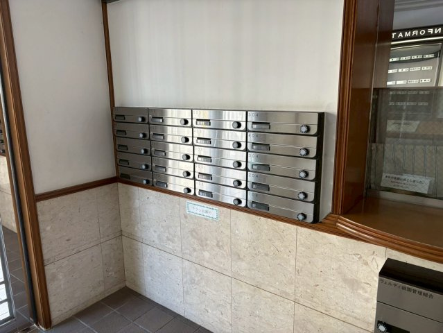 集合郵便受けは屋内設置で、雨に濡れにくく安心です。ダイヤル式でプライバシーにも配慮されています。共用部は整理されており、日常的に利用する場所だからこそ、清潔感と使いやすさが感じられます。