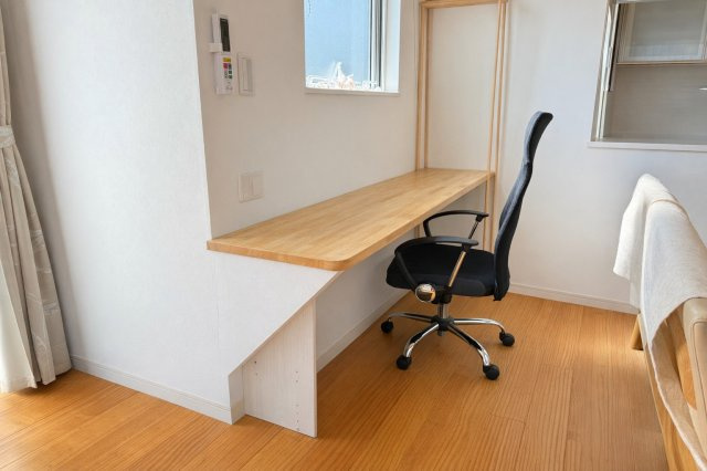 リビングの一角に設けられた造作カウンター付きワークスペース。窓から自然光が入り、在宅ワークやお子様の学習にも最適です。家族の気配を感じながら作業できる配置で、日常使いしやすい便利な空間です。　　