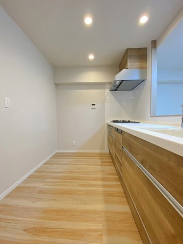 お料理がしやすい十分なキッチン幅と作業スペースを確保！複数人での調理もスムーズに行える広々設計で、毎日の家事がより快適で楽しくなります。収納力も豊富ですっきりと衛生的な空間を保てます。