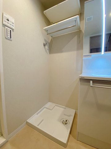洗濯機置場周辺には洗剤等を置ける便利なスペースがあり、毎日の洗濯作業も効率的に行える設計になっています。家事動線にも配慮されており、日々の家事を快適にサポートしてくれるランドリーエリアです。