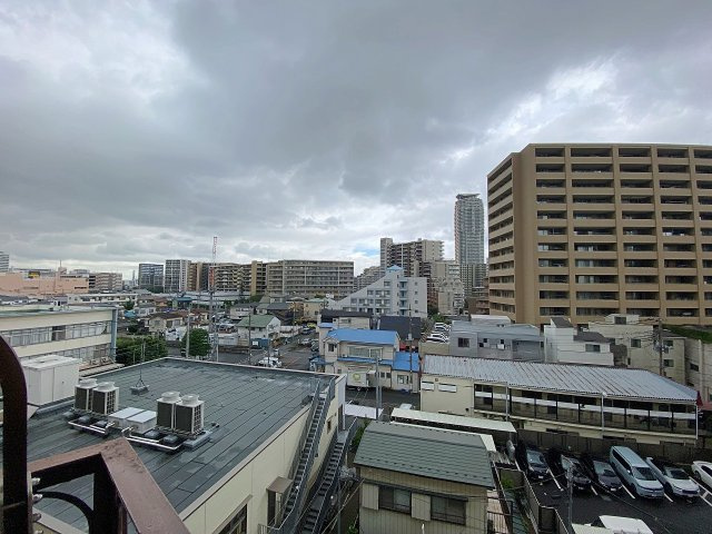 開放感のある眺望が広がり、心地よい風とやわらかな陽光を感じられる贅沢なロケーション。周囲に遮るものがなく遠くまで見渡せるため、慌ただしい日常を忘れて心からリフレッシュできる特別な空間です。