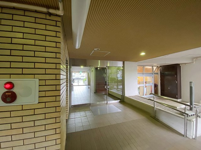 重厚感と洗練された雰囲気を兼ね備えたアプローチ・エントランス入口。綺麗に手入れが行き届いており管理体制の良さが伺えます。毎日の通勤・通学時も気持ちよく快適に出入りできる安心の住環境です。