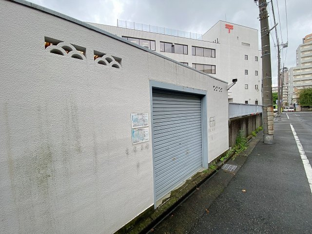綺麗に清掃が行き届いた清潔感あふれる敷地内のゴミ捨て場スペース。日常のゴミ出しがスムーズに行えるようしっかりと整えられており、マンション全体の管理体制の良さと住み心地の高さを実感していただけます。