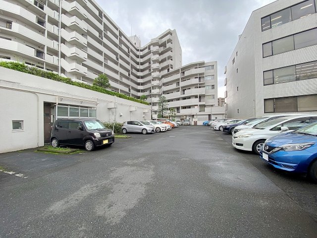 敷地内には使い勝手の良い駐車場スペースを完備！雨の日のお出かけやお買い出し時の大きな荷物の積み下ろしもスムーズに行えます。マイカーをお持ちのご家族にも安心してお住まいいただける快適な環境です。
