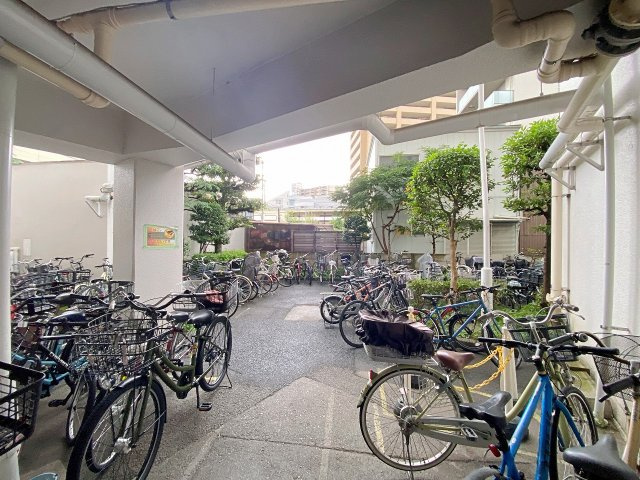 大切な自転車を雨や風から守れる屋根付きの敷地内駐輪場スペース！綺麗に整理・管理されており、通勤・通学やお買い物など日々のちょっとした外出時にもスムーズに出し入れができる便利な共用設備です。