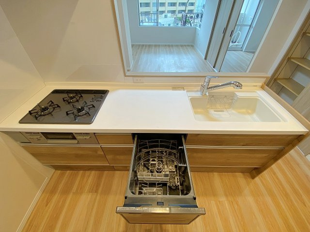 毎日の家事負担を大幅に軽減してくれる便利な食器洗い乾燥機を完備！食後の後片付けがスムーズに行えるだけでなく、節水効果も期待できます。手荒れの心配も減り、ご家族との団らん時間を増やせる嬉しい設備です。