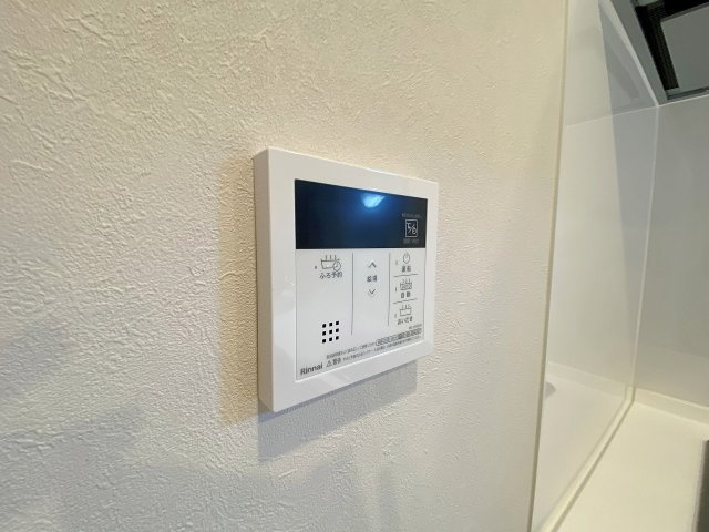 いつでも温かいお風呂に浸かれる便利な追い焚き機能を搭載！生活時間が異なるご家族でも、ボタン一つで快適な温度のお湯に温め直すことができます。一日の疲れを癒やす快適な入浴時間をしっかりと叶えます。