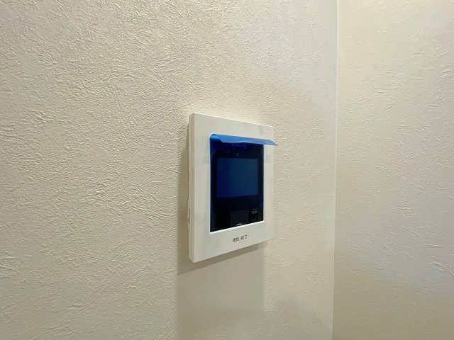 防犯面に配慮された安心のTVモニター付きインターフォンを完備！室内から訪問者の顔をしっかり確認できるため、お子様の一人でお留守番時や夜間の対応時も安心感があり、快適な暮らしをしっかりサポートします。