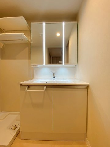 機能性と見た目の美しさを兼ね備えたスタイリッシュな洗面台新規交換！朝の慌ただしい時間帯でもスムーズに身支度ができる収納豊富な仕様です。毎日気持ちよくお使いいただける快適な衛生空間となっています。
