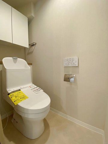 快適で衛生的な空間を創出する機能的なトイレ新規交換！お手入れがしやすく清潔感をきれいにキープできます。毎日の生活に欠かせない重要な場所だからこそ、心地よさと使いやすさにこだわった空間です。