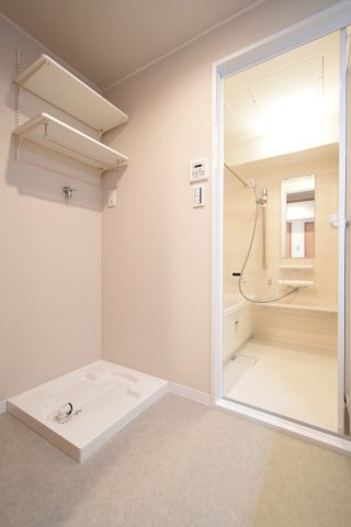 棚付きの洗濯機置き場♪洗剤類が置けて便利♪パイプ付きなのでハンガーも掛けられます！