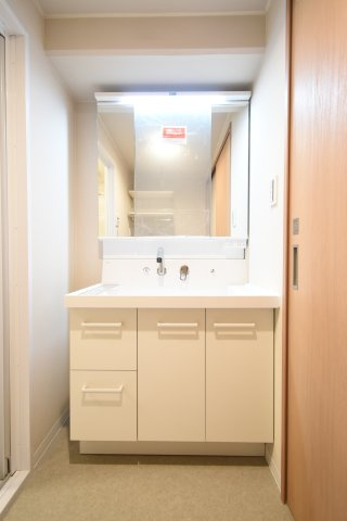 三面鏡つきで朝の身支度もはかどり収納もあるので散らからずにできます♪