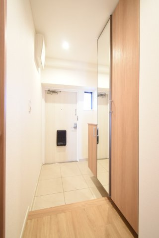 シューズボックス横はベビーカーやゴルフバッグなど、ちょっとしたものを置くスペースに！