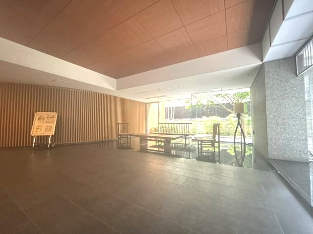木の温もりを感じる和モダンなデザインのロビー。ご歓談や待ち合わせにも便利な上質な空間です。