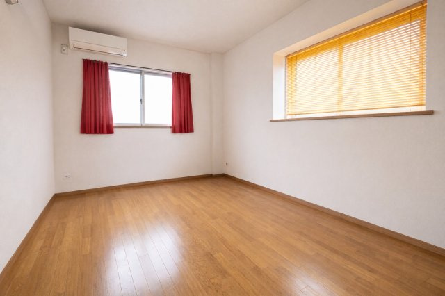 二階の洋室は、家具配置がしやすいシンプルな形状で使い勝手の良い空間。寝室や子ども部屋、書斎などライフスタイルに合わせた使い分けが可能です。窓から自然光が入り、明るく落ち着いた住環境が整っています。