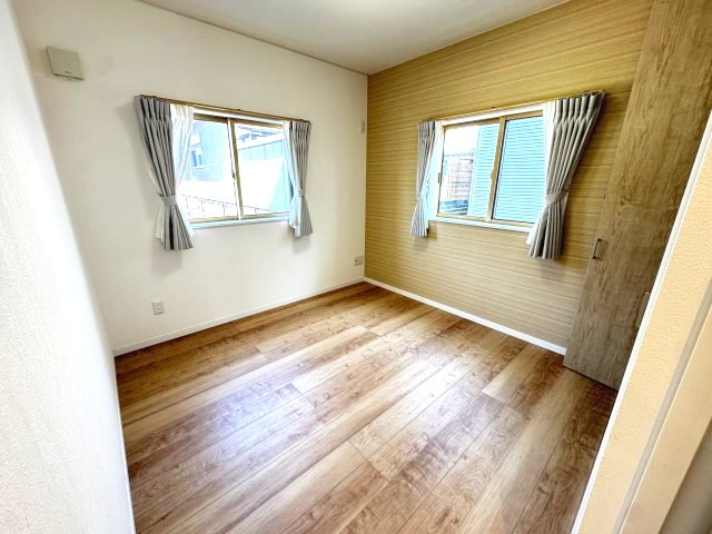 明るい角部屋の子供部屋♪クローゼットもあり収納たっぷりです♪