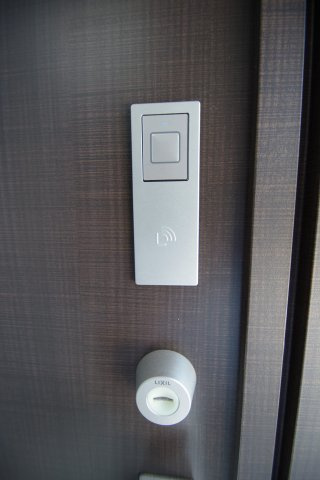 玄関扉はカードキー対応