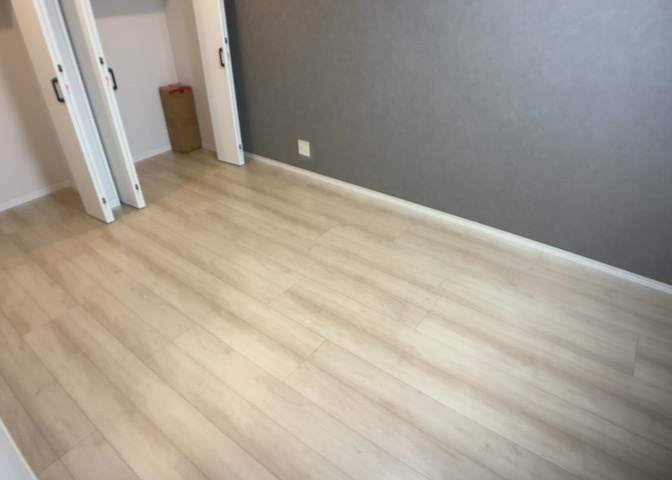 洋室のメリットは重い家具が置きやすく、身の回りが整理しやすいことです。　床がフローリングのため畳とは異なり凹みにくいです。　クローゼットなど収納が豊富で、普段使わない旅行カバンや服の整頓も簡単にです。