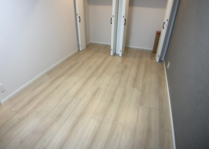 寝室でゆっくりと過ごすためにはベッド周りの適度な空間を担保することや窓の位置、照明の明るさ、寝室の広さなどを考える必要があります。自身や家族の構成とライフスタイルに併せて寝室にする部屋を選びましょう！