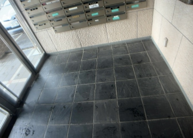 マンションのエントランスには、もともと風よけや防犯の役割がありますが、マンションによって宅配ボックスなどの設備が備わっている所もあります。日々の生活をイメージしながら生活しやすさをチェックしましょう。