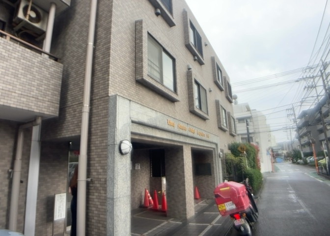 外観はマンション管理がされているかの目安になります。築年数が古いと、壁面は劣化してひび割れが生じることも！建物が古びていても細かいところが修繕されていると、きちんと管理されているなぁと感じるでしょう。