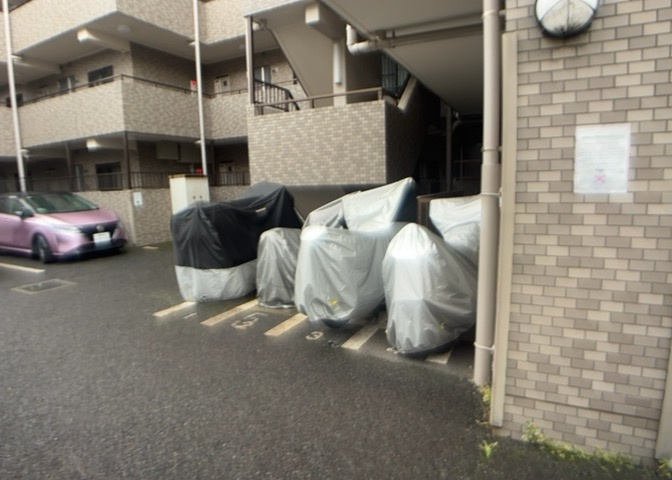 マンションの駐輪場は、事前に空きがあるか確認を取ると安心です。せっかく入居したのに駐輪スペースがない！なんてことになったら大変ですよね。そこで、内見時や購入前にはまず事前に確認しておくと良いでしょう。