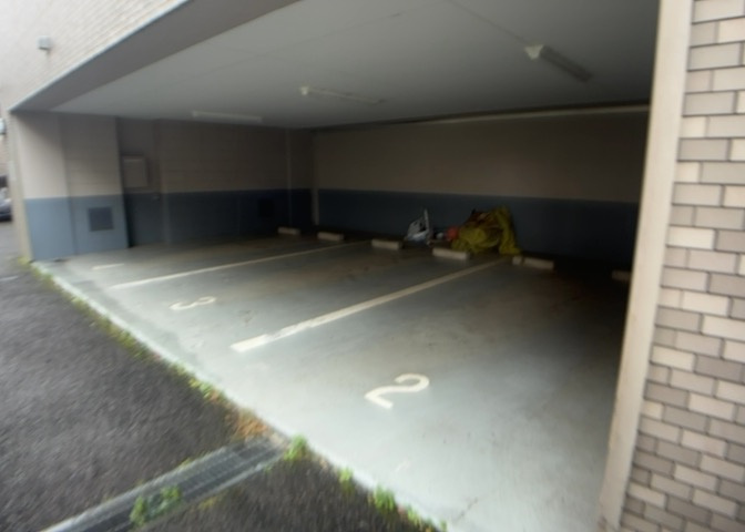 駐車場と明記されていても、最小スペースでつくられた駐車場だと大型車は駐車できなかったり、出入りしにくくなったりする可能性があります。お車のサイズと購入したい物件の駐車場のサイズを現地で確認しましょう。
