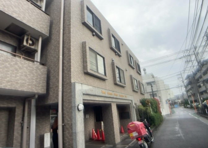 物件によっては、入居者が個人的に使用できる専用庭がついているものもあります。また、住宅の中にある土間の部分を庭と呼ぶこともあります。庭の用途は住む人によって変わり、それによってデザインもさまざまです。