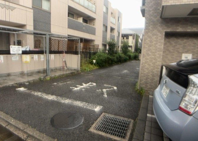 中庭（パティオ）とは、一つの建築物の内部に設けられた、壁などで囲われている庭のことを指します。コの字型、ロの字型が主流ですが、L字型の中庭もあります。最近では、インテリア性の高さからも人気があります。