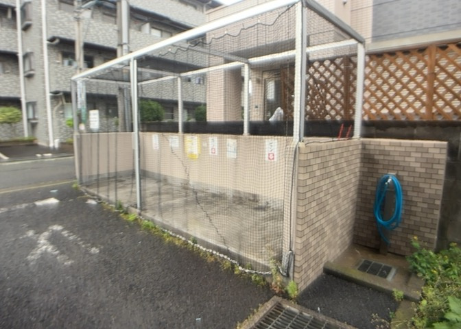 共有部分は、住民なら誰もが使える設備のこと。例えば駐車場やエレベーター、インターネット設備、セキュリティ設備などがあります。他にも、マンションの廊下・外部階段やエントランス・ゴミ置き場などがあります。