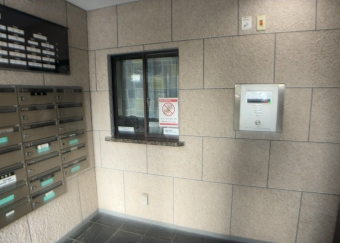 受付はマンションコンシェルジュがいる場合もあれば、管理人が滞在する小部屋を総称して呼ぶことがあります。主にエントランスに設置されていることから、防犯面でも期待ができます。防犯設備がない場合はより安心！