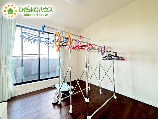 バルコニーに面した明るい洋室☆彡