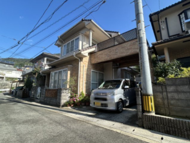 駐車スペース2台分を確保した4LDKの住まい。前面道路との高低差が少なく、敷地への出入りをイメージしやすい配置です。周辺は戸建てを中心とした住宅街で、日々の暮らしにもなじみやすい住環境。