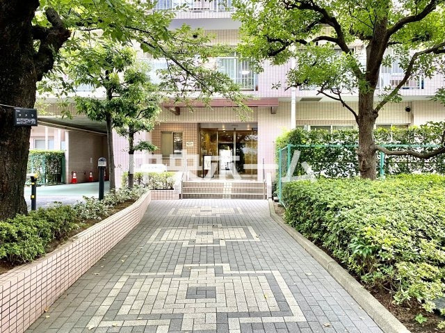 【エントランス】マンションのエントランスは、その物件の印象を決める、顔とも言える場所です。毎日通る場所ですからきれいなのが一番です。