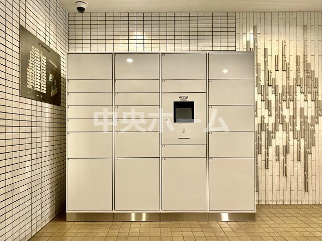 【宅配ボックス】在宅時・不在時に関わらず、居住者の代わりに非対面で宅配物を受け取ってくれる便利な設備です。見学時にはお部屋だけではなく共用部分もぜひチェックしてください。