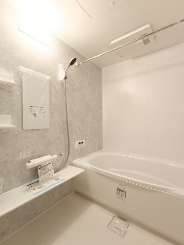 【浴室】　ゆったりとした時間とともに、一日の疲れを癒すバスルーム。